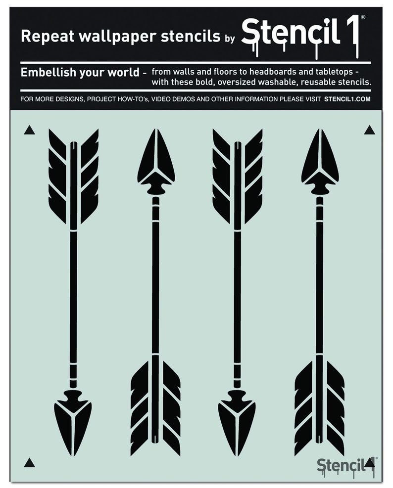 Puede incluir: Una plantilla con cuatro dise&ntilde;os de flechas negras sobre un fondo azul claro. La plantilla est&aacute; etiquetada como "Stencil 1" e incluye texto que promueve su uso para paredes, suelos y encimeras. El texto tambi&eacute;n incluye la frase "Embellece tu mundo".