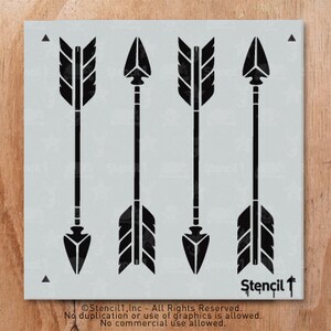 Puede incluir: Un est&eacute;ncil cuadrado con cuatro flechas negras con dise&ntilde;os detallados de plumas y puntas de flecha. El est&eacute;ncil est&aacute; sobre un fondo gris claro con el texto "Stencil1" e informaci&oacute;n de derechos de autor en la esquina inferior derecha.