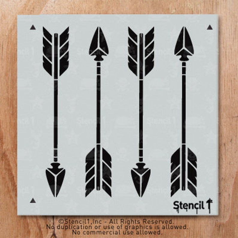 Puede incluir: Un est&eacute;ncil cuadrado con cuatro flechas negras con dise&ntilde;os detallados de plumas y puntas de flecha. El est&eacute;ncil est&aacute; sobre un fondo gris claro con el texto "Stencil1" e informaci&oacute;n de derechos de autor en la esquina inferior derecha.