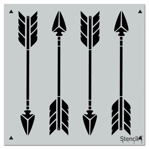 Puede incluir: Un est&eacute;ncil con cuatro flechas negras con dise&ntilde;os detallados de plumas y puntas de flecha. Las flechas est&aacute;n dispuestas verticalmente sobre un fondo gris claro. El est&eacute;ncil est&aacute; etiquetado "Stencil4" en la esquina inferior derecha.