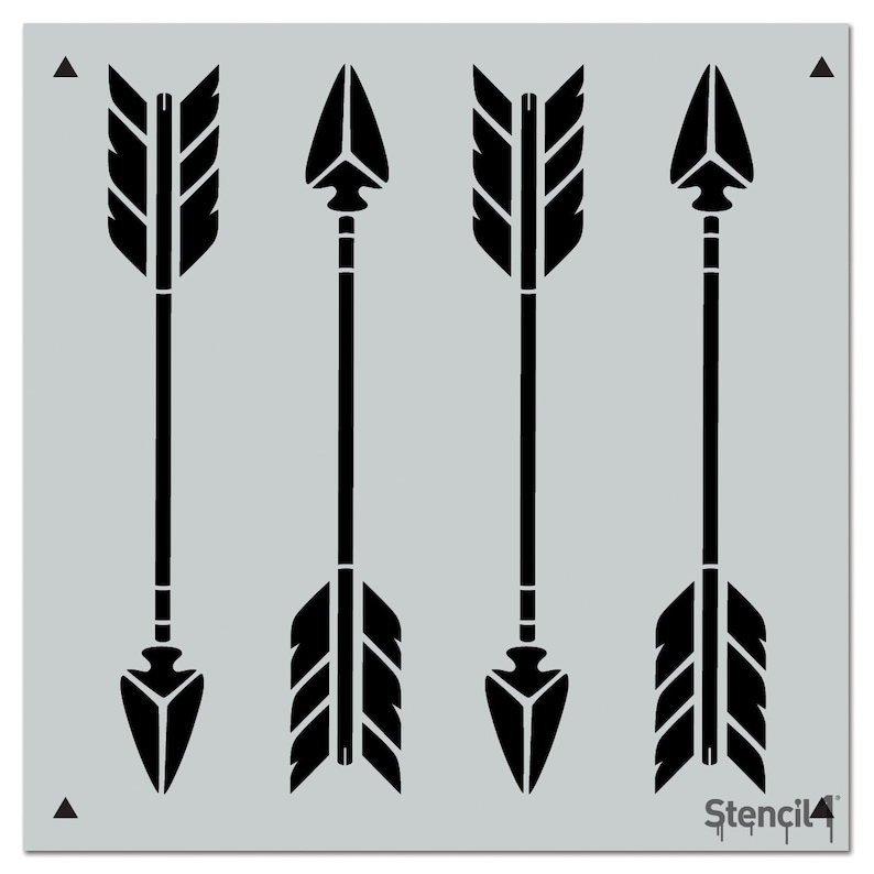 Puede incluir: Un est&eacute;ncil con cuatro flechas negras con dise&ntilde;os detallados de plumas y puntas de flecha. Las flechas est&aacute;n dispuestas verticalmente sobre un fondo gris claro. El est&eacute;ncil est&aacute; etiquetado "Stencil4" en la esquina inferior derecha.