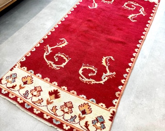 2'6x5'8 フィート、色あせた赤いランナー、ヴィンテージ ショート