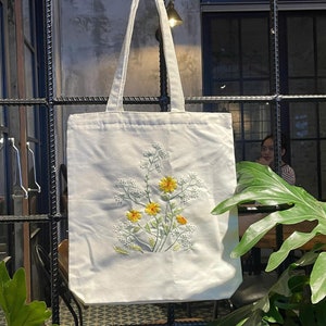 Borsa tote ricamata con fiori di campo - Borsa in tela con estetica floreale, regalo Cottagecore, borsa tote ispirata alla natura, ecologica e riutilizzabile