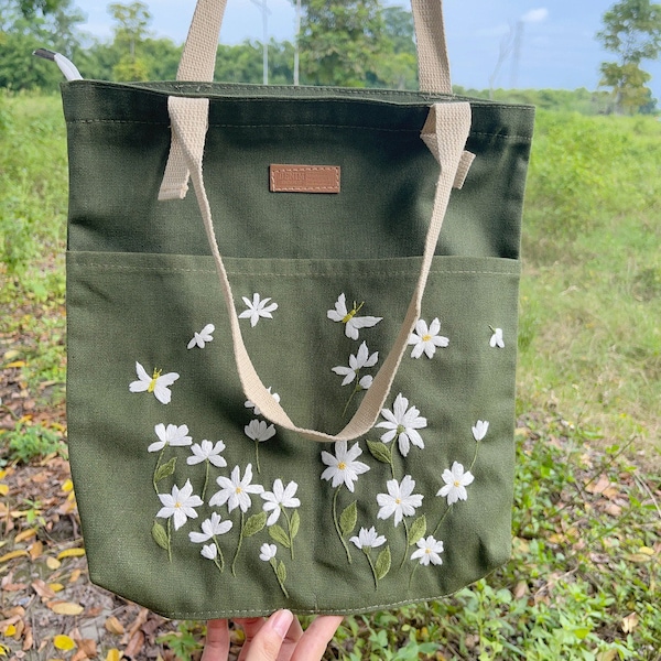 Embroidered Daisy Garden Tote Bag – Aesthetic Floral Canvas Bag, Cottagecore Gift, Eco-Friendly & Reusable Flower Lover Tote