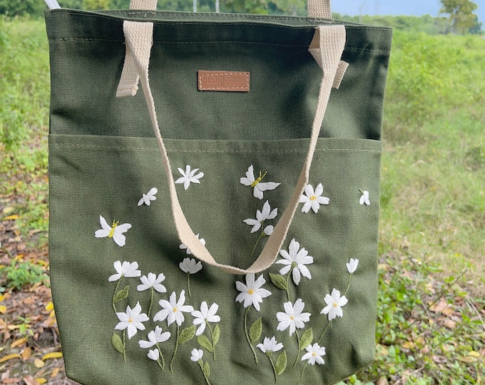 Embroidered Daisy Garden Tote Bag – Aesthetic Floral Canvas Bag, Cottagecore Gift, Eco-Friendly & Reusable Flower Lover Tote