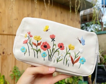 Pochette ricamata con fiori selvatici, trousse per il trucco floreale fatta a mano, astuccio con cerniera