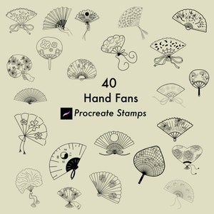 Op de afbeelding: Een verzameling van 40 handventilator illustraties in zwarte lijnkunst. De ventilatoren hebben verschillende ontwerpen, waaronder bloempatronen, geometrische vormen en traditionele ventilatorstijlen. De tekst "40 Hand Fans Procreate Stamps" is ook opgenomen.