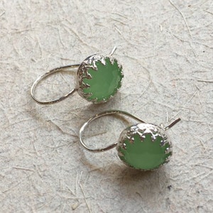 Silver jade earrings, apple green earrings, crown earrings, Dangle earrings, casual earrings, gemstone earrings Queen of green E8050 image 2