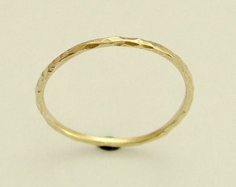 Dunne gouden band, glanzende gouden band, eenvoudige band, gehamerde gouden ring, 14k geelgouden ring, gouden trouwring, sierlijke gouden ring - Smile RG1595