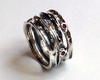 Anillo de plata, anillo de piedras múltiples, banda de rubíes, anillo de plata ancho, anillo de rubí, banda oxidada, bandas de apilamiento - Piedras rodantes. R1020S