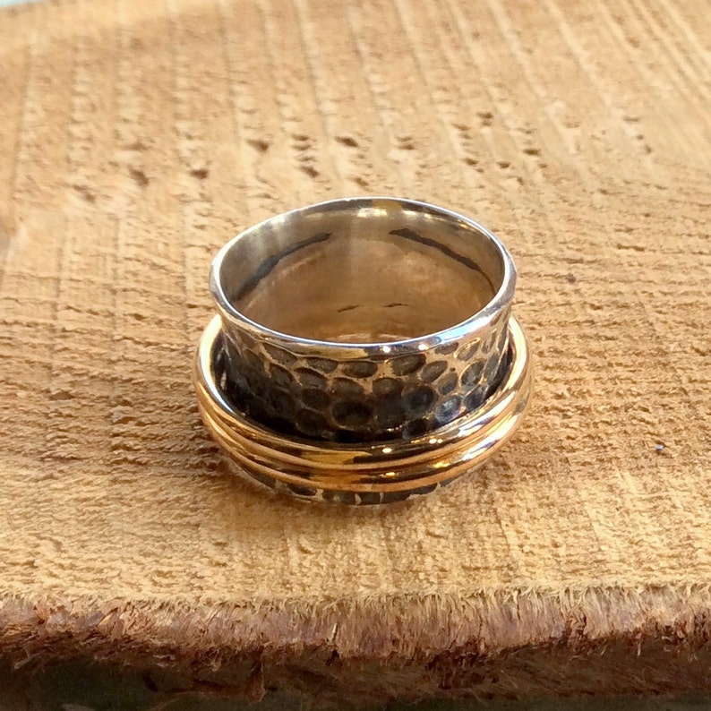 Anello Spinner 7mm Due Toni Argento/oro In Acciaio Inox, Fascia Con Strisce Incise, Taglie 6-11