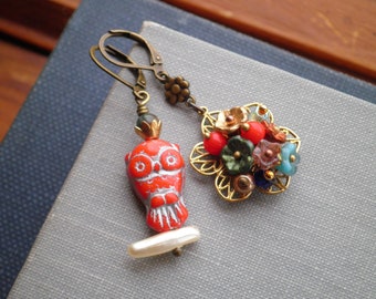 Boucles d'oreilles fleur et chouette dépareillées - Pendentifs en perles de verre tchèques