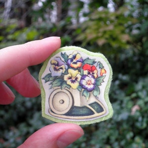 Floral Broche - Vintage Lente Viooltje Bloemen Papier Ephemera &Vilt Art Pin - Potted Pansies / Retro Cart of Flowers Jewelry Gift voor moeder