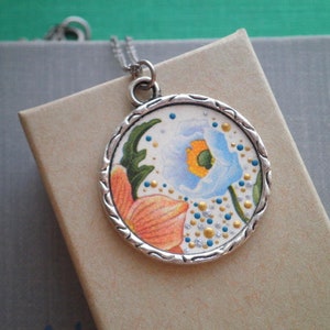 Collar con dije floral bohemio - Colgante con diseño de puntos esmaltados, diseño de flores azules vintage, estilo puntillismo, ideal como regalo.