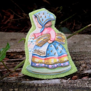 Broche artesanal vintage country girl. Varas de reunião de arte popular para meninas, broche de papel efêmero e feltro, retrô 50s kawaii, pino infantil, joia ecológica, presente