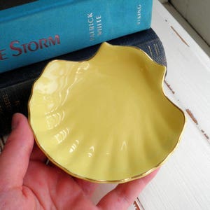 Vintage Ceramic Shell Ring Plate / Jewelry Dish Under The Sea Yellow Clam Shell Jewelry Plate Nautical Home Decor Mermaid Girl Gift image 2