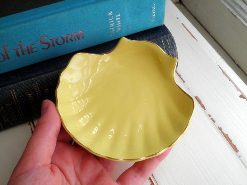 Vintage Ceramic Shell Ring Plate / Jewelry Dish Under The Sea Yellow Clam Shell Jewelry Plate Nautical Home Decor Mermaid Girl Gift image 2