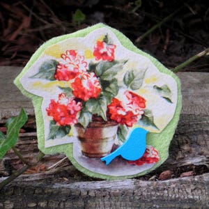 Broche Oiseau Bleu - Hortenas Rouges Broche Florale Fait Main - Papier Recyclé Épingle d’Art en Feutre Ephemera - Fleurs & Oiseau Bijoux de jardin Eco Cadeau