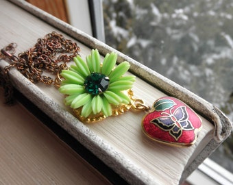 Vintage Emalj Halsband - Grön Blomma, Fjärilsäpple Berlock, Boho Smycken