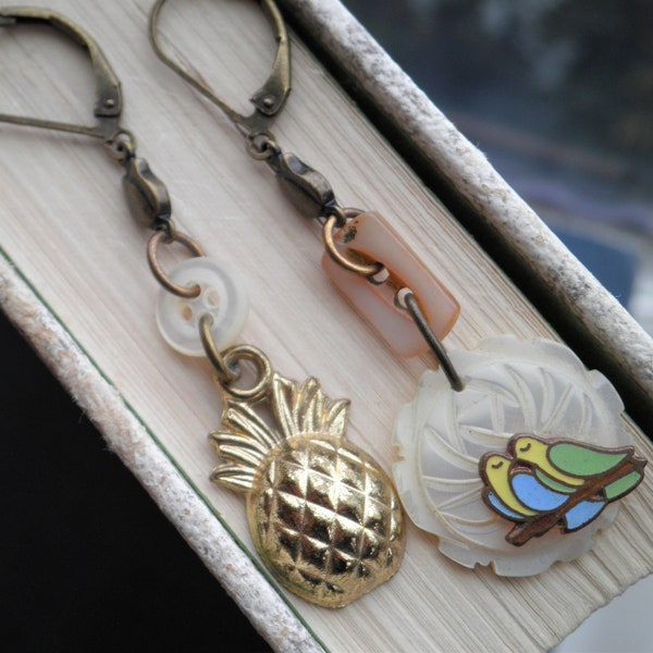 Pineapple Love Birds Dangle Boucles d’oreilles - vintage Mother of Pearl Button & Flower Charm Mismatched Retro Dangle Boucles d’oreilles Tropical Jewelry Gift