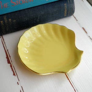 Vintage Ceramic Shell Ring Plate / Jewelry Dish Under The Sea Yellow Clam Shell Jewelry Plate Nautical Home Decor Mermaid Girl Gift image 1