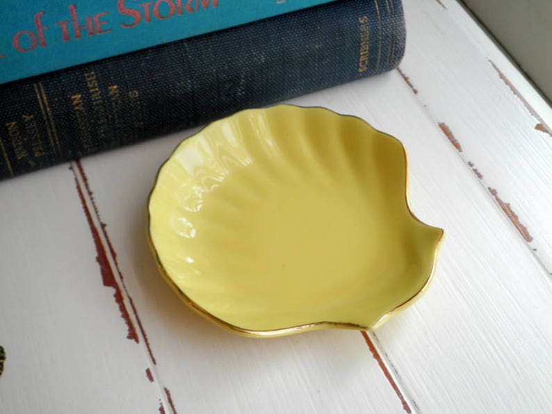 Vintage Ceramic Shell Ring Plate / Jewelry Dish Under The Sea Yellow Clam Shell Jewelry Plate Nautical Home Decor Mermaid Girl Gift image 1