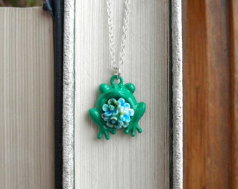 Green Frog Charm Necklace - Hydrandgea Flower & Kelly Green Frog Pendant - Cottage Core Frog / Animal / Nature Lover's Everyday Jewelry Gift