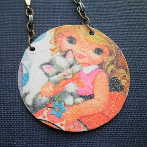 Collana bavaglino vintage kawaii con ragazza e gatto, ciondolo retrò in carta effimera anni '60, collana con dichiarazione di bambino con grandi occhi e gattino, regalo ecologico