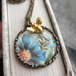 vintage Flowers & Bee Charm Necklace - Floral Paper Ephemera Collage Art Pendentif - Blue Flower Garden + Tiny Brass Bee Charm Jewelry Gift