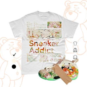 Puede incluir: Camiseta blanca con el texto "Sneaker Addict" en letras coloridas. La camiseta presenta un diseño gráfico con un zapato y una etiqueta de advertencia. Un par de zapatillas coloridas con suela verde y etiqueta marrón también están en la imagen.