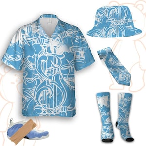 Pode incluir: Um conjunto de camisa, chapéu de balde, gravata e meias com estampa azul claro e branca. O padrão inclui arame farpado, notas de dólar e redemoinhos ornamentados. Tênis azuis e brancos com uma capa de sapato marrom também estão incluídos.