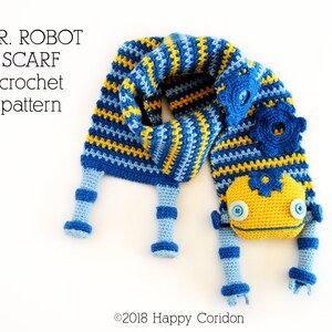 Könnte beinhalten: Ein blauer und gelber Häkel-Schal mit einem Roboter-Design. Der Roboter hat blaue Beine, einen gelben Körper und blaue Zahnräder. Der Schal ist in einem gestreiften Muster gehäkelt. Der Text "MR. ROBOT SCARF crochet pattern" ist im Bild sichtbar.