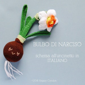 May include: A crocheted daffodil with a white flower and orange center, attached to a brown bulb with a green stem and white roots. The bulb has a cute face with two eyes and a mouth. The text "BULBO DI NARCISO" and "schema all'uncinetto in ITALIANO" is written below the flower. The text "©2018 Happy Coridon" is at the bottom of the image.
