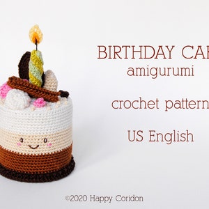 以下が含まれることがあります： 笑顔の顔をした、かぎ針編みで作ったアミグルミの誕生日ケーキ。点灯したろうそく、チョコレートスプリンクル、渦巻き状のフロスティングで飾られています。ケーキは茶色、白、ベージュです。画像には「BIRTHDAY CAKE amigurumi crochet pattern US English ©2020 Happy Coridon」というテキストが表示されています。
