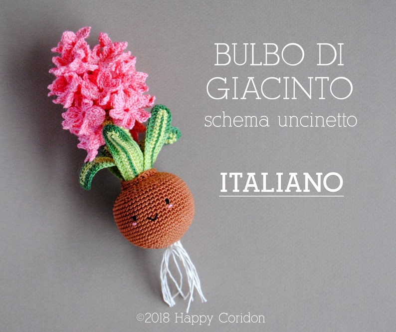 Pu&ograve; includere: Un bulbo di giacinto all'uncinetto con un viso sorridente e radici bianche. Il giacinto &egrave; rosa e verde e il bulbo &egrave; marrone. Il testo "BULBO DI GIACINTO schema uncinetto ITALIANO" &egrave; scritto in bianco su uno sfondo grigio.