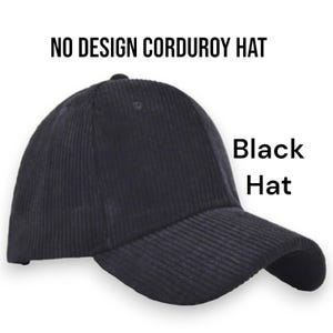 Puede incluir: Gorra negra de pana con visera curva. La gorra tiene un dise&ntilde;o cl&aacute;sico de gorra de b&eacute;isbol y presenta el texto "NO DESIGN CORDUROY HAT" y "Black Hat". La gorra est&aacute; hecha de tela de pana acanalada.