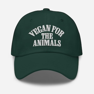 Könnte beinhalten: Eine dunkelgrüne Baseballkappe mit weiß gesticktem Text, der "Vegan for the Animals" lautet.