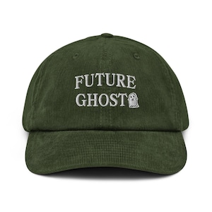 以下が含まれることがあります： 「FUTURE GHOST」の文字が白で刺繍された、濃い緑色のコーデュロイベースボールキャップ。右側には小さなゴーストのグラフィックがあります。キャップはカーブしたつばと構造化されたクラウンを備えています。
