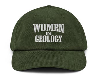 Puede incluir: Gorra de béisbol de pana verde oscuro con el texto "WOMEN IN GEOLOGY" bordado en blanco. La gorra tiene una visera curva y una correa ajustable. Un accesorio para los entusiastas de la geología.