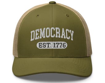 Camiseta Democracy Est 1776 Estados Unidos Democracia bordar Boné Trucker boné Sutil Camiseta Anti Trump Nenhum Rei na América Anti MAGA Liberal Presente