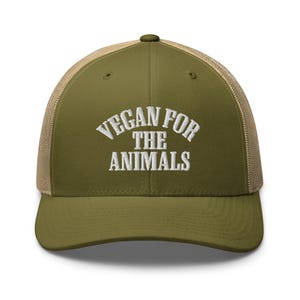 Op de afbeelding: Een groene en bruine truckercap met de tekst "Vegan for the Animals" in wit geborduurd op de voorkant.