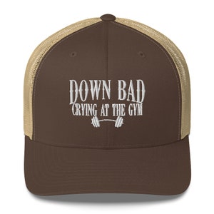 Down Bad Crying at the Gym geborduurde trucker pet trui TTPD cadeau grappig sportschool rat Gewichtheffen gemarteld dichter cadeau voor haar muziekhoed