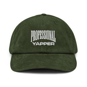 Peut inclure: Casquette de baseball en velours côtelé vert foncé avec le texte "PROFESSIONAL YAPPER" brodé en blanc. La casquette a une visière incurvée et une sangle réglable à l'arrière.
