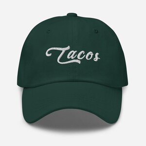 Könnte beinhalten: Eine dunkelgrüne Baseballkappe mit weiß gesticktem Text, der "Tacos" lautet.