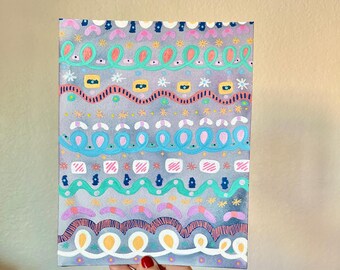 Könnte beinhalten: Eine Hand hält ein Blatt Papier mit einem bunten, abstrakten Muster. Das Muster besteht aus verschiedenen Formen und Linien in den Farben Rosa, Blau, Grün, Gelb und Orange. Der Hintergrund ist helllila.