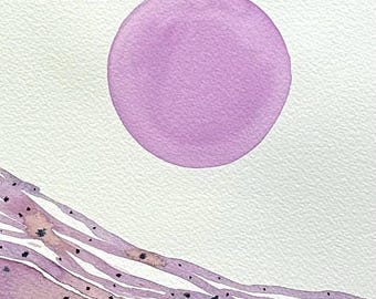 Könnte beinhalten: Abstrakte Aquarellmalerei mit einem großen, hellvioletten Kreis in der oberen Mitte der Leinwand. Der untere Teil der Leinwand zeigt eine Reihe von hellvioletten, rosa und weißen Linien mit schwarzen Punkten.
