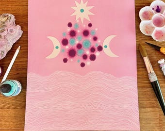 Könnte beinhalten: Rosa Kunstwerk mit einem Himmelsdesign. Ein weißer Stern sitzt über einer Ansammlung von lila und türkisfarbenen Blumenformen. Zwei Halbmonde flankieren das florale Design. Der untere Teil des Kunstwerks hat ein wellenförmiges Muster. Malutensilien sind sichtbar.