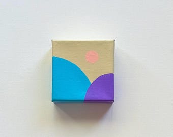 Könnte beinhalten: Ein kleines abstraktes Gemälde auf Leinwand mit beigefarbenem Hintergrund, einem rosa Kreis, einer blauen geschwungenen Form und einer violetten geschwungenen Form.