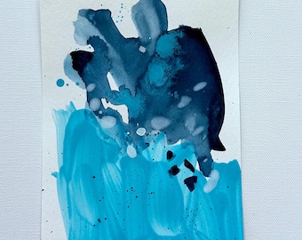 Könnte beinhalten: Abstrakte Aquarellmalerei mit blauen und schwarzen Farbschleudern auf weißem Hintergrund.