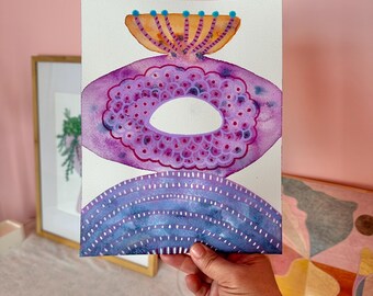 Könnte beinhalten: Ein Aquarellbild auf weißem Papier mit drei gestapelten abstrakten Formen. Oben befindet sich ein gold-oranger Halbkreis mit blauen Punkten, in der Mitte ein großes violettes Oval mit Wellenmuster und unten ein blauer Halbkreis mit weißen vertikalen Strichen.